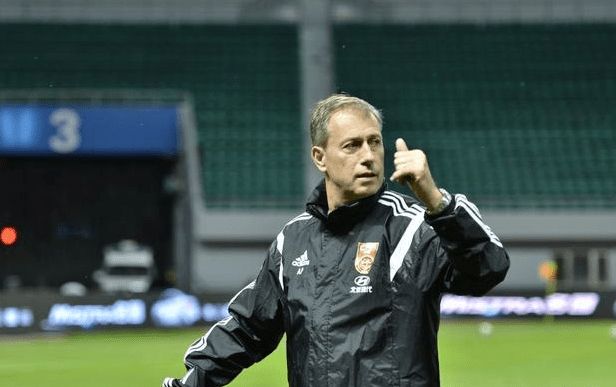 奇异果官网-里昂在比赛中脱颖而出,晋级关键赛事四强(里昂集锦)